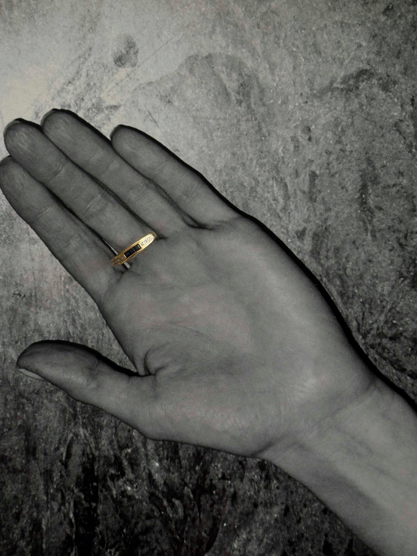 Thin Saphir with Diamonds Ring