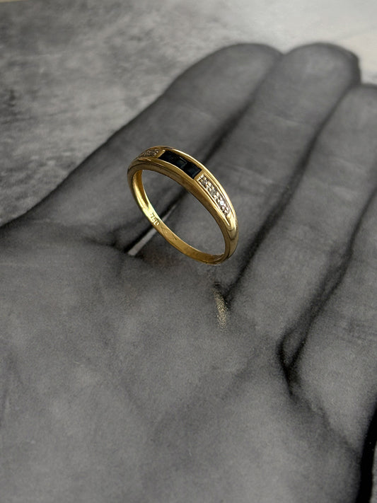 Thin Saphir with Diamonds Ring